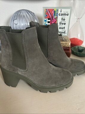Splendid Olive Gray Suede Chunky Chelsea Ankle Boots.